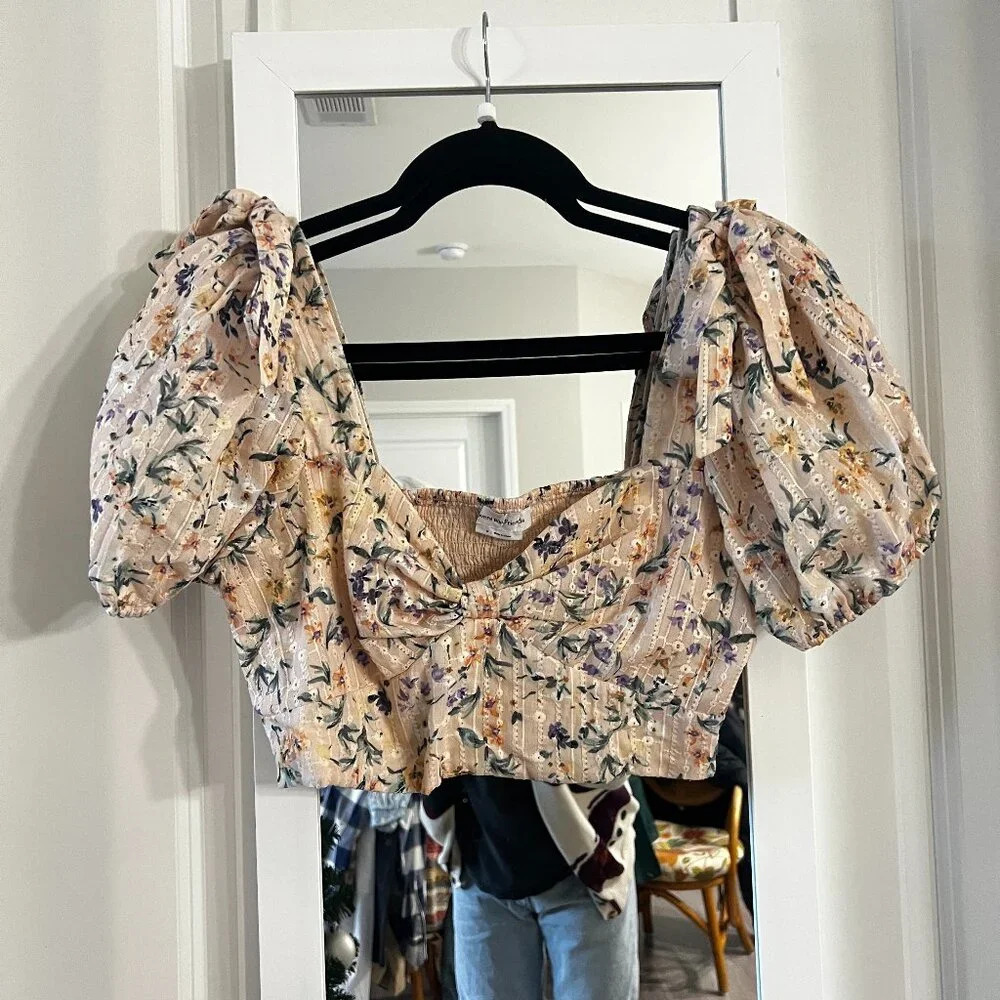 512 Lovers + Friends Cream Floral Puff Sleeve Crop Blouse Size Medium - Picture 2 of 7